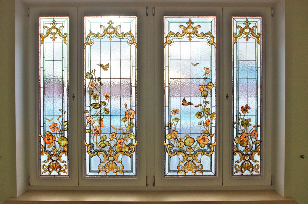 Витражные окна за копейки, превращающие современный интерьер в королевский дворец